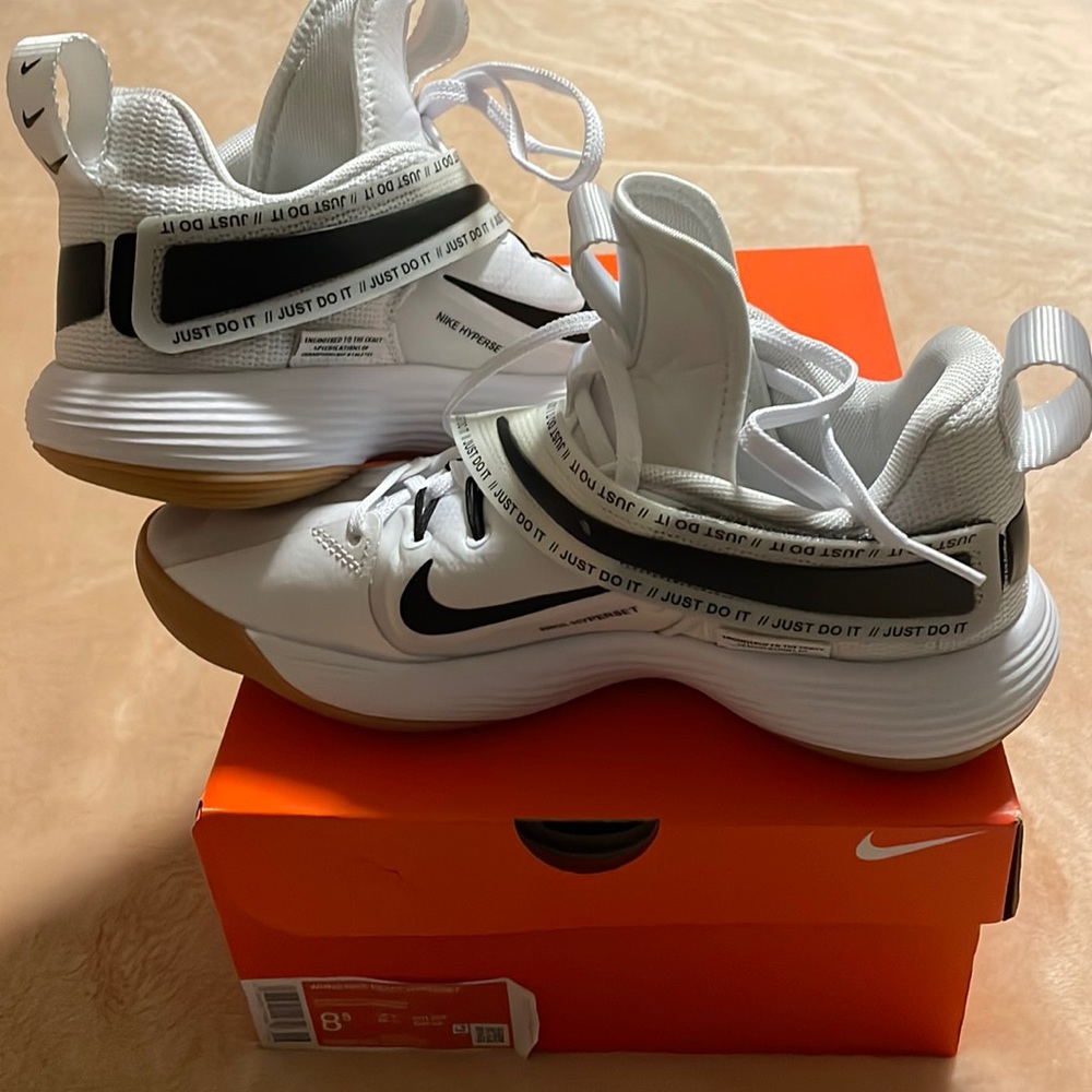 Womens 8.5 Nike React Hyperset volleyball
